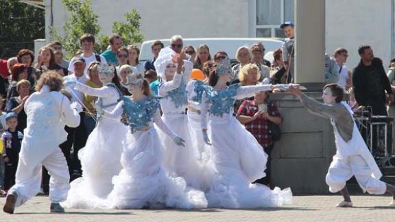 На Крепостной горе в Ставрополе горожан удивляли актеры уличного театра и народные ремесленники