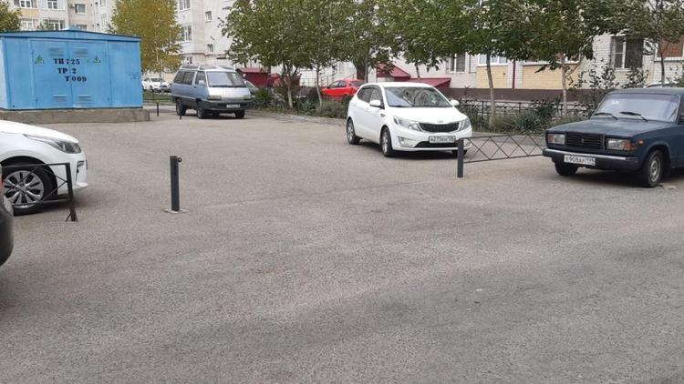Незаконную цепь на замке убрали с парковки в одном из дворов Ставрополя