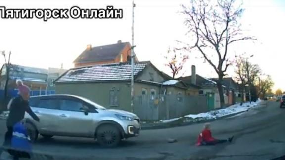 В Пятигорске школьница, перебегавшая дорогу, угодила под колёса внедорожника