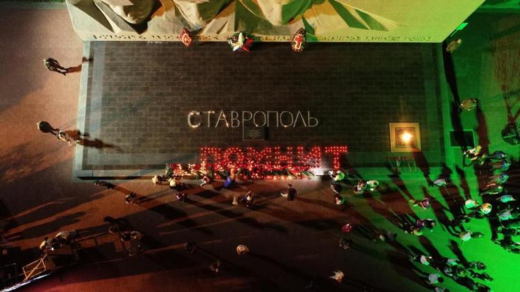 В Ставрополе из тысяч свечей зажгли летящего журавля
