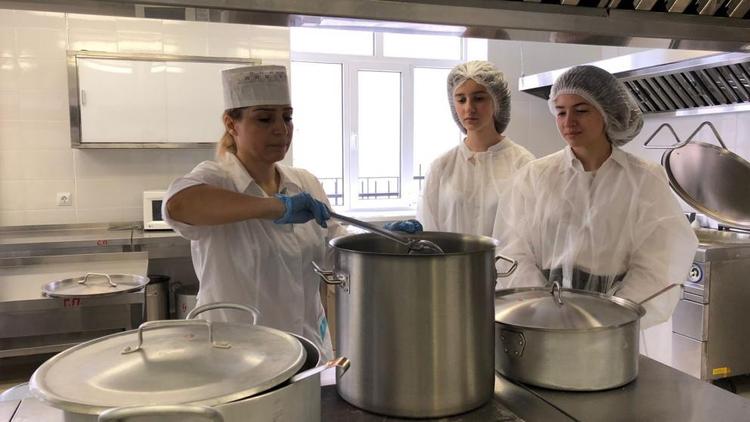 В Кисловодске повара рассказали старшеклассникам о тонкостях профессии