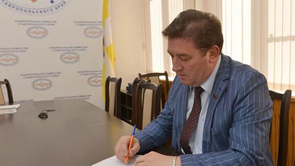Кандидат на пост губернатора Виктор Гончаров сдал в избирком пакет документов на регистрацию
