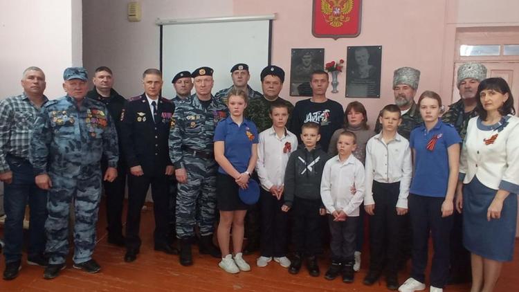 В школе Труновского округа открыли мемориальную доску в честь погибшего в СВО бойца
