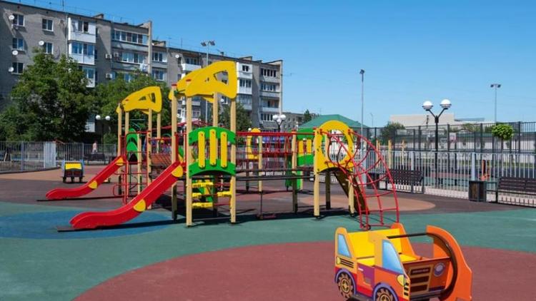 Новые детские игровые площадки создают в парках и скверах Ставрополья
