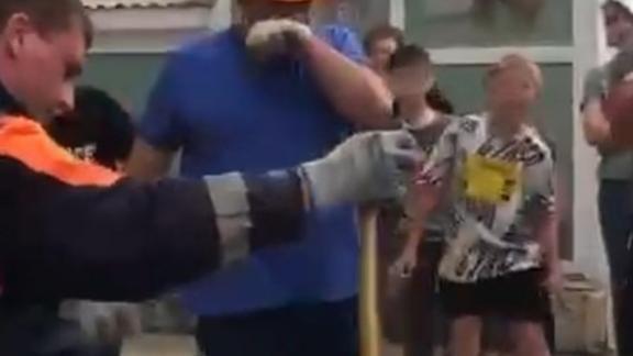 В Михайловске ставропольские спасатели возле детской площадки отловили змею
