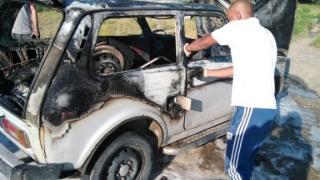 «Нива» загорелась прямо на СТО в Степновском районе