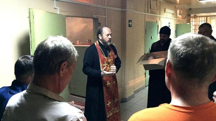 Священник поздравил с праздником Пасхи арестантов в Невинномысске