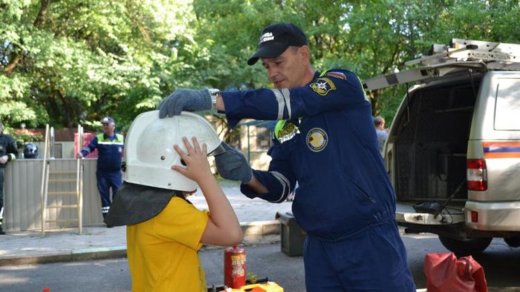 В Ставрополе пожарные провели урок для подопечных лагеря «Лесная поляна»