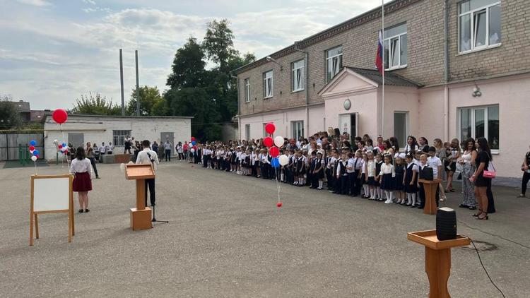 Депутат Думы Ставропольского края передал подарок в родную школу