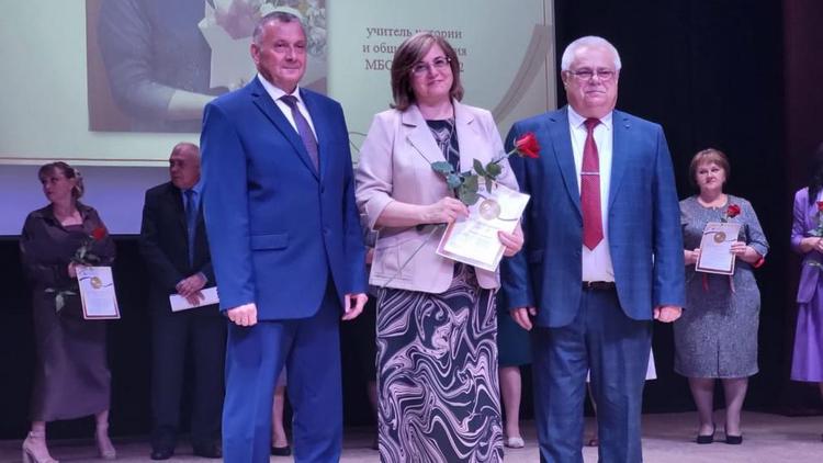 Директор школы Арзгирского округа удостоена знака «Почетный наставник РФ»