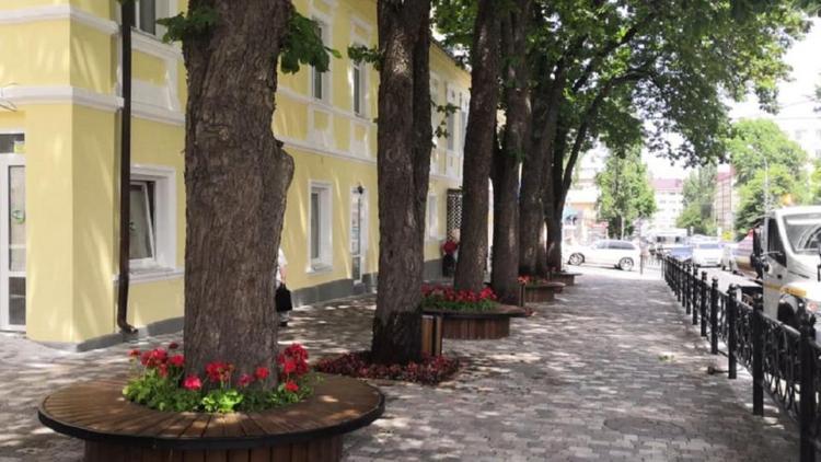 На месте старого цветочного павильона в Ставрополе устроили зону отдыха