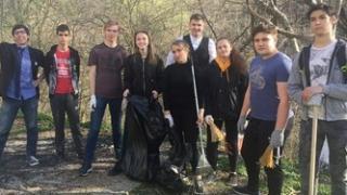 В Кисловодске волонтеры очищали реку Белую