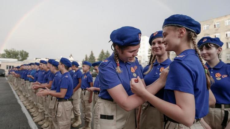 В Ставрополе наградили медалями юнармейцев-участников парада Победы