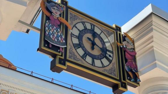 Уникальные уличные часы украшают Ставропольский краевой театр кукол