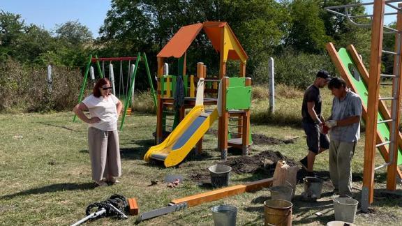 Новую детскую площадку построили в селе Найдёновка на Ставрополье