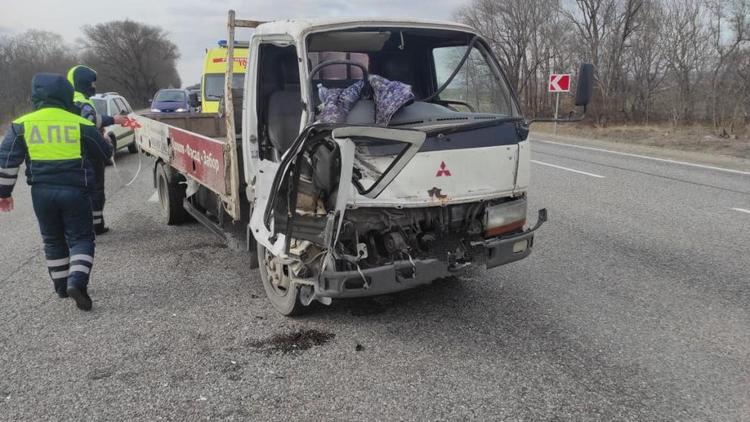 Водитель пострадал в ДТП с двумя грузовиками на Ставрополье