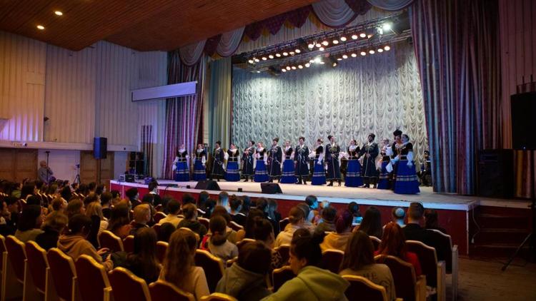 Студенты Ставропольского колледжа искусств увидели яркую программу ансамбля «Ставрополье»