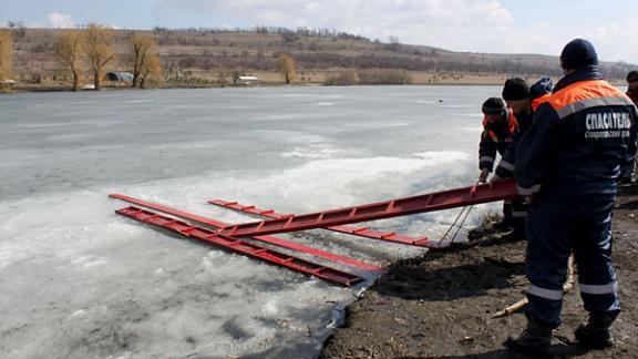 Ставропольские спасатели напомнили рыбакам об опасности рыбалки на льду