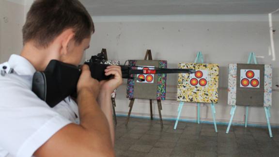 В детской спортивной школе села Балахоновского проводится обучение стрельбе из арбалета