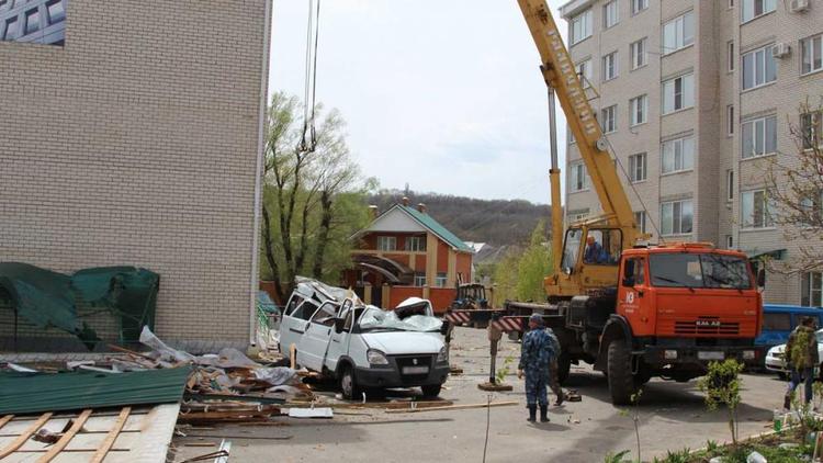 Экспертиза установит причину падения кровли с многоэтажки в Ставрополе