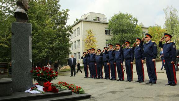 В ставропольской гимназии № 24 открыт памятник генерал-лейтенанту Михаилу Ядрову