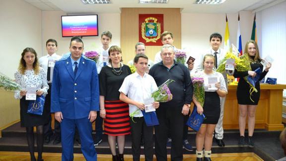 Накануне Дня Конституции РФ юным невинномысцам вручили паспорта