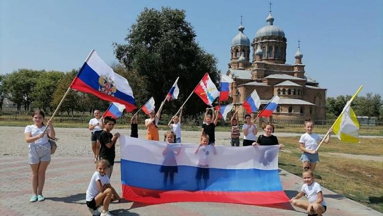 В Советском округе Ставрополья завершился флешмоб «Под флагом великой державы»
