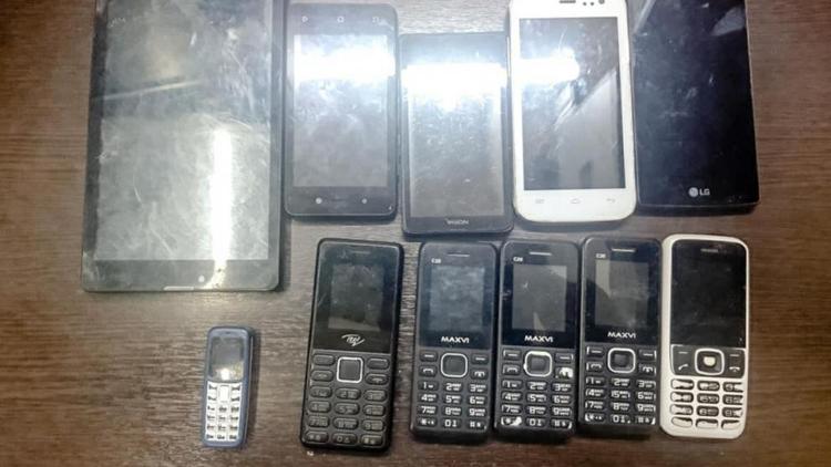 Ставрополец пытался перебросить 11 телефонов на режимную территорию