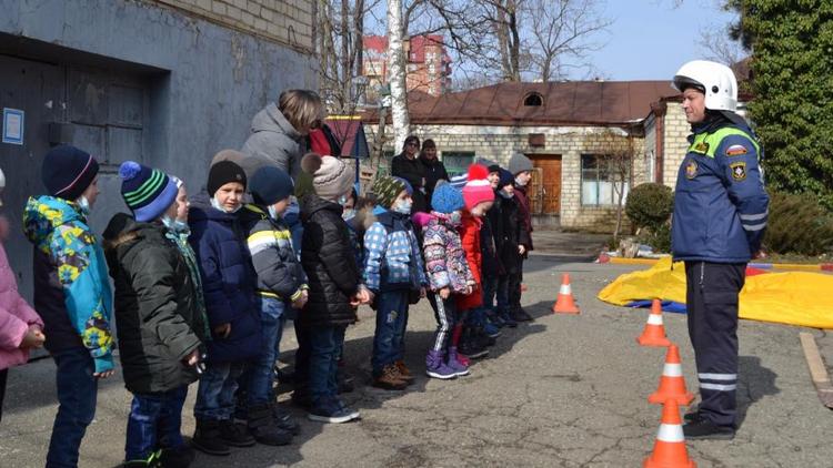 Сотрудники службы спасения Ставрополя провели занятие по безопасности в детском саду