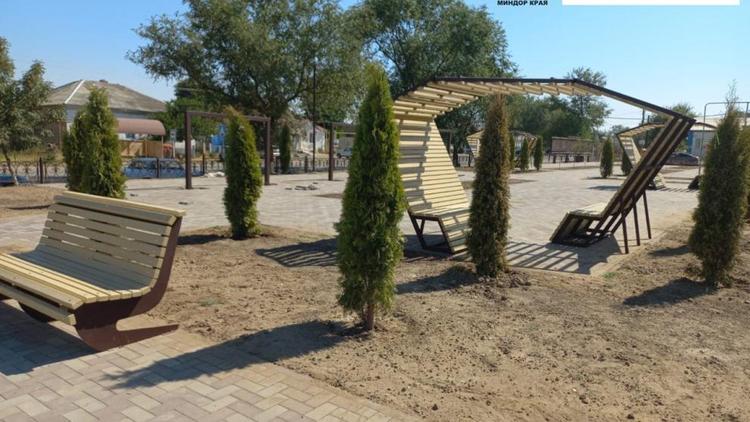 По нацпроекту в селе Правокумском завершается благоустройство парка