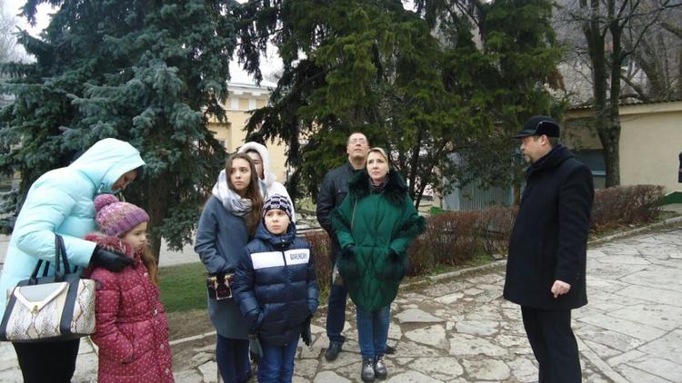 В Пятигорске дети погибших сотрудников Росгвардии пешком прошли по памятным местам курорта