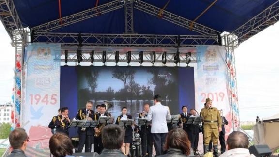 9 мая полицейские в Ставрополе исполнили песни военных лет
