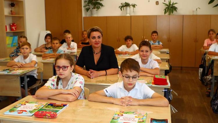 Начальная школа в Ипатово получила комплекты мебели