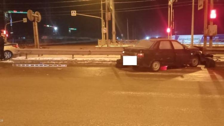 Начинающий водитель врезался в дорожное ограждение в Ставрополе