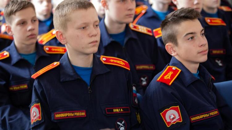 Программе ансамбля «Ставрополье» аплодировали курсанты президентского училища