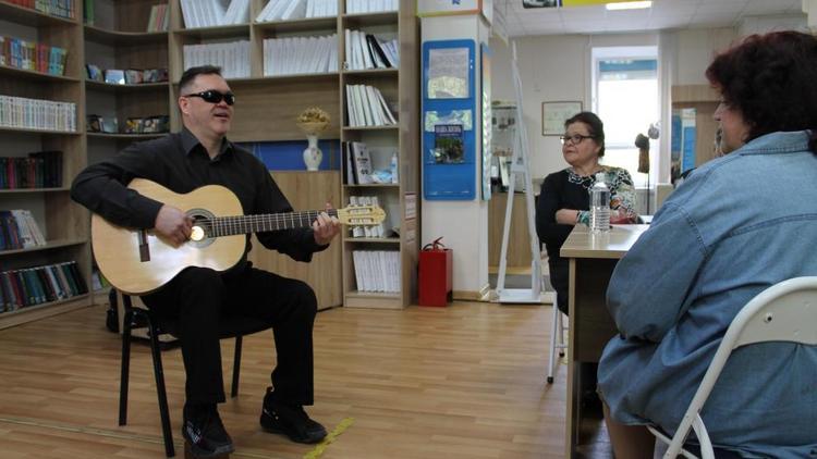 В преддверии праздника песни Победы звучали в Ставропольской библиотеке для слепых и слабовидящих