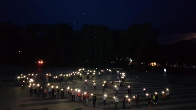Жители Железноводска зажгли символ мира фонариками смартфонов