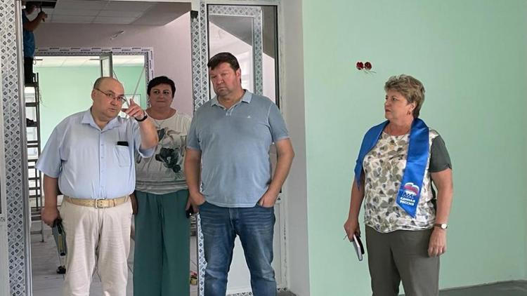 На Ставрополье партдесант «Единой России» проверил ход ремонта Будённовской школы