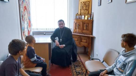 Беседы с православным священником помогают подросткам в трудной жизненной ситуации на Ставрополье