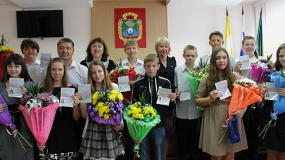 В мэрии Невинномысска торжественно вручили паспорта юным гражданам России