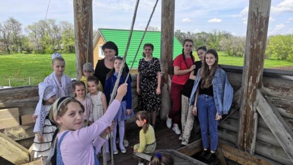 Дети представили пасхальный концерт в храме села Заветного и звонили в колокола