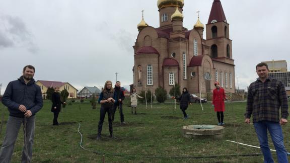 Вишнёвый сад посадили участники одноименного спектакля в Михайловске