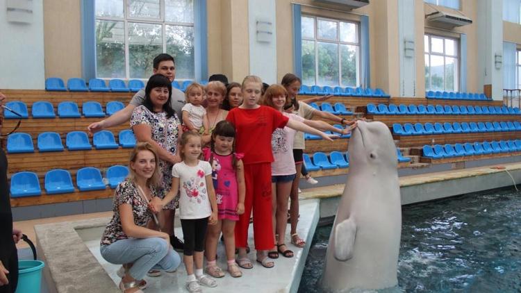 Дети из пункта временного размещения посетили дельфинарий Кисловодска 