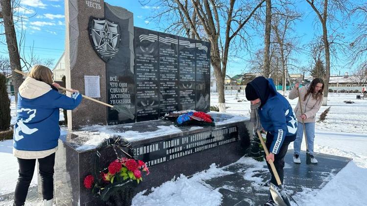 На Ставрополье активисты «Молодой гвардии» привели в порядок воинский мемориал