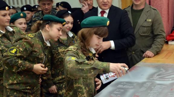 Отличники кадетской школы Ставрополя получили копии знамен Победы