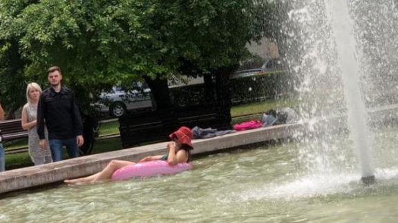 Девушка в красной панаме плавала в фонтане Ставрополя