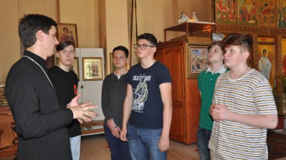 Воспитанники военно-патриотического клуба побывали на экскурсии по храмам Ставрополя