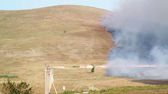 Пожарные пять часов тушили горящие холмы под Ставрополем