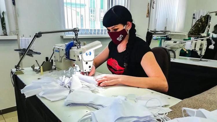 На Ставрополье 9 швейных предприятий запустили производство гигиенических масок
