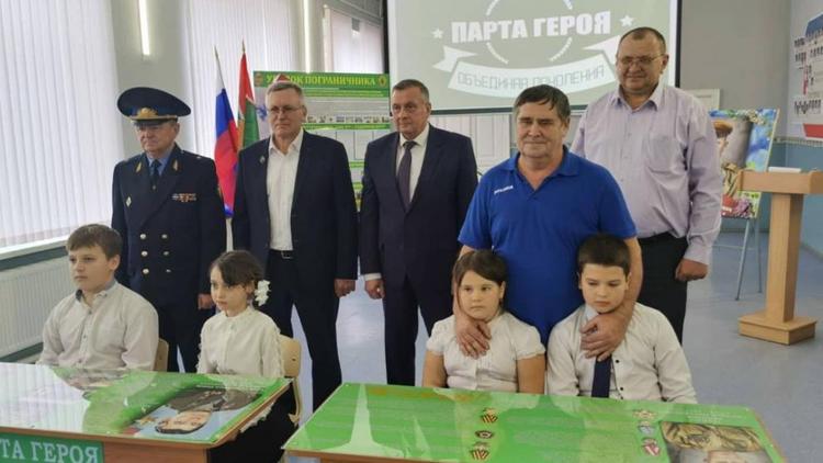 В школе села Родниковского на Ставрополье открыли памятную парту в честь героев-пограничников